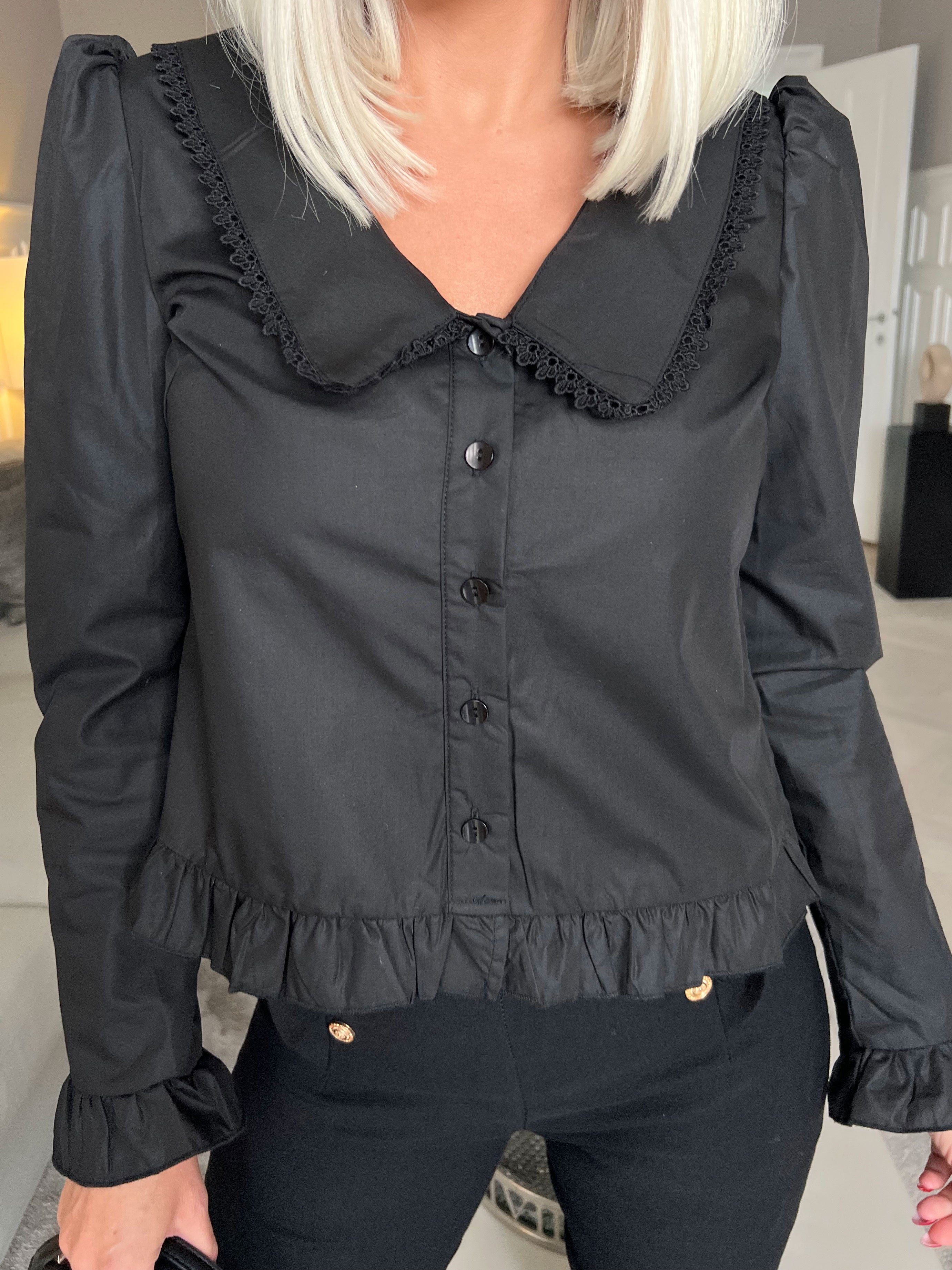 Lara - Feminin skjorte med fine flæser og broderinger